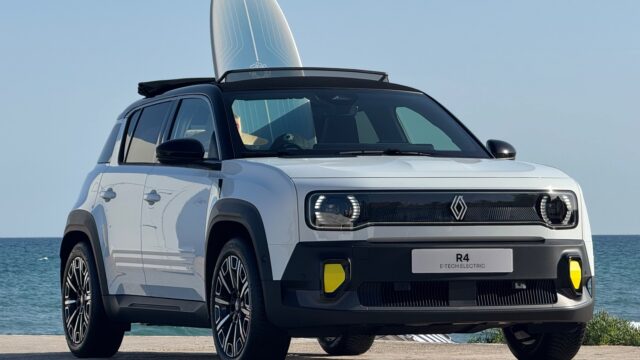 Renault 4 E-Tech Plein Sud с отворен платнен покрив
